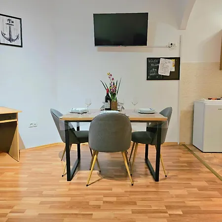 Apartment Summer Dream, Center Of